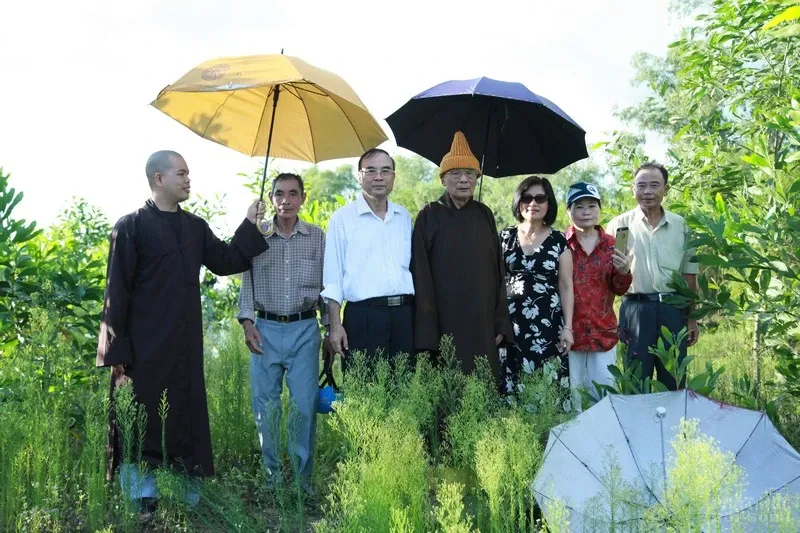 Video: HT Thích Quang Đạo về thăm quê hương Long Hưng - Hải Lăng 4 Video: HT Thích Quang Đạo về thăm quê hương Long Hưng - Hải Lăng image-1731941925531