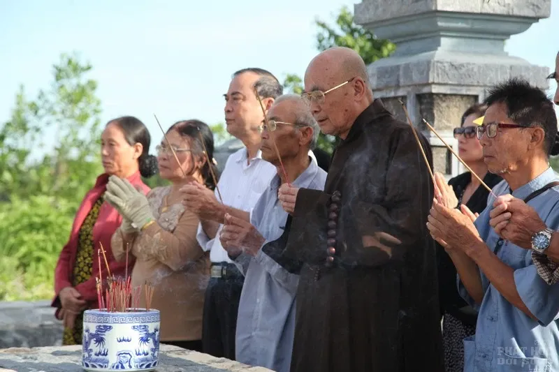 Video: HT Thích Quang Đạo về thăm quê hương Long Hưng - Hải Lăng Video: HT Thích Quang Đạo về thăm quê hương Long Hưng - Hải Lăng image-1731941928966
