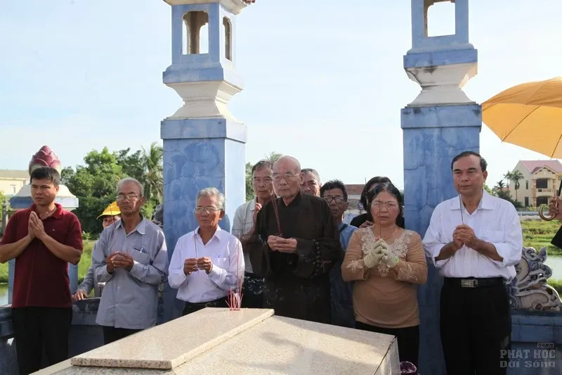 Video: HT Thích Quang Đạo về thăm quê hương Long Hưng - Hải Lăng image-1731941929780