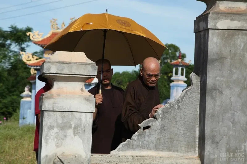 Video: HT Thích Quang Đạo về thăm quê hương Long Hưng - Hải Lăng image-1731941930597