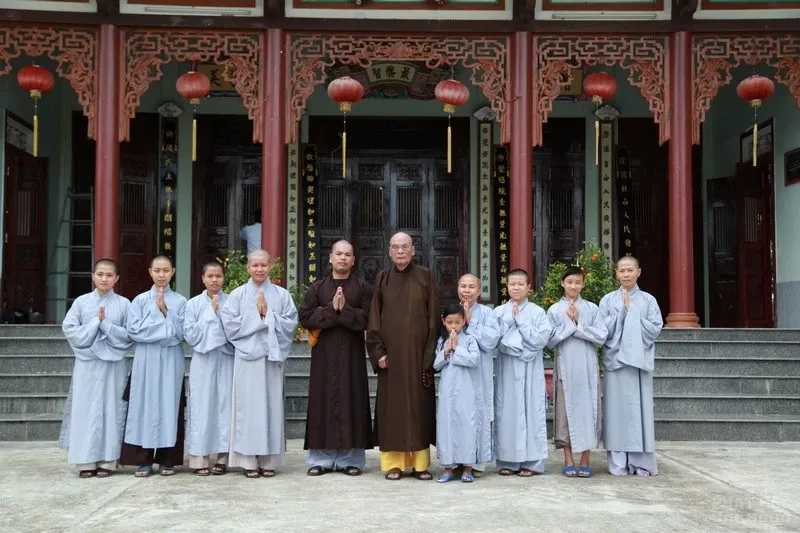 Video: HT Thích Quang Đạo về thăm quê hương Long Hưng - Hải Lăng image-1731941932009