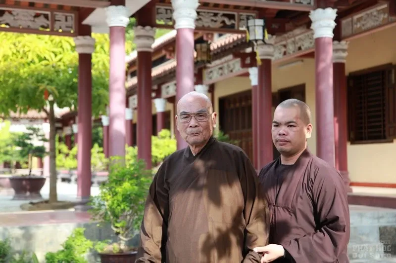 Video: HT Thích Quang Đạo về thăm quê hương Long Hưng - Hải Lăng image-1731941932856