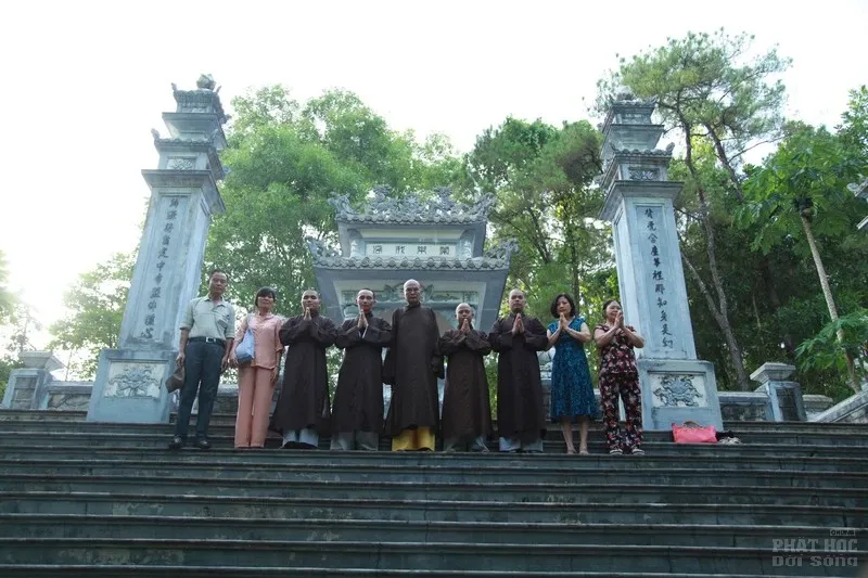 Video: HT Thích Quang Đạo về thăm quê hương Long Hưng - Hải Lăng Video: HT Thích Quang Đạo về thăm quê hương Long Hưng - Hải Lăng image-1731941936683