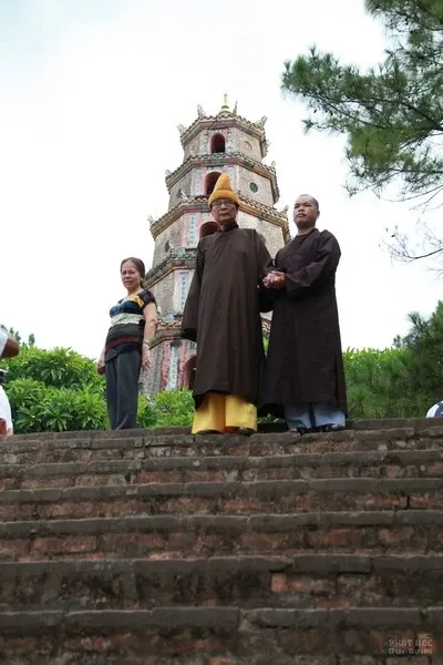 Video: HT Thích Quang Đạo về thăm quê hương Long Hưng - Hải Lăng image-1731941937967