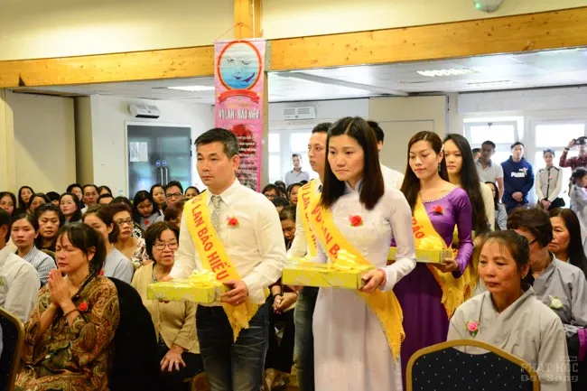 Vương Quốc Anh: Vu Lan trên xứ sương mù image-1731938501601