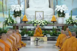 Hội chúng thính pháp tại Khóa tu truyền thống Khất sĩ lần thứ 36