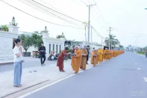 Chư Tăng khất thực tại cung đường 30/4 trong những bước chân thảnh thơi.