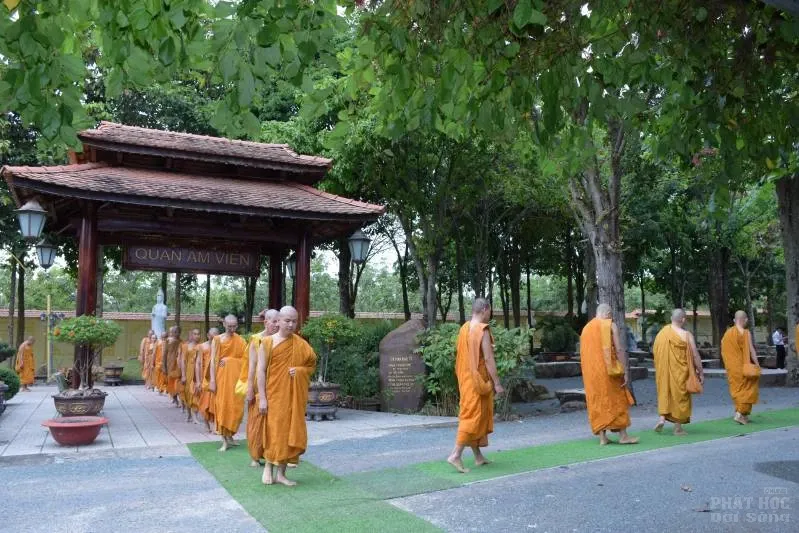 Tây Ninh: Hơn 100 Tu sĩ Phật giáo đi khất thực "Khóa tu Khất sĩ lần thứ 36"