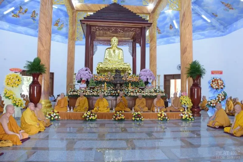 Tây Ninh: Hơn 100 Tu sĩ Phật giáo đi khất thực "Khóa tu Khất sĩ lần thứ 36"