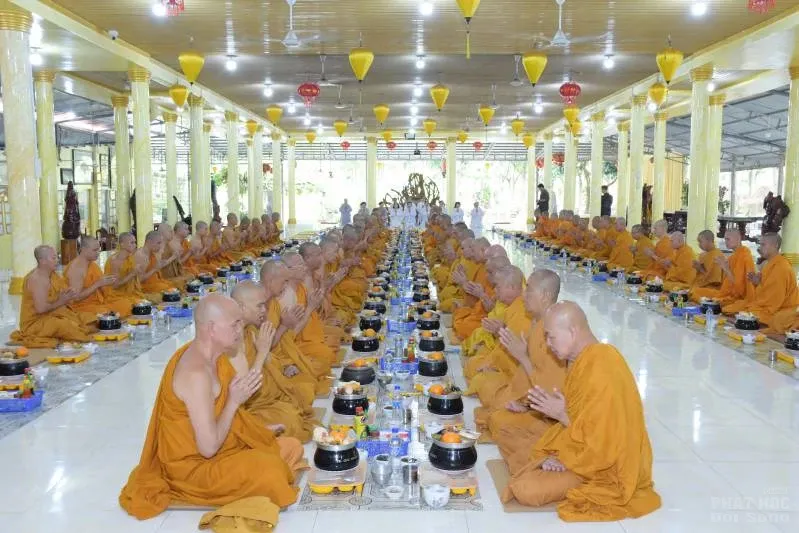 Tây Ninh: Hơn 100 Tu sĩ Phật giáo đi khất thực "Khóa tu Khất sĩ lần thứ 36"