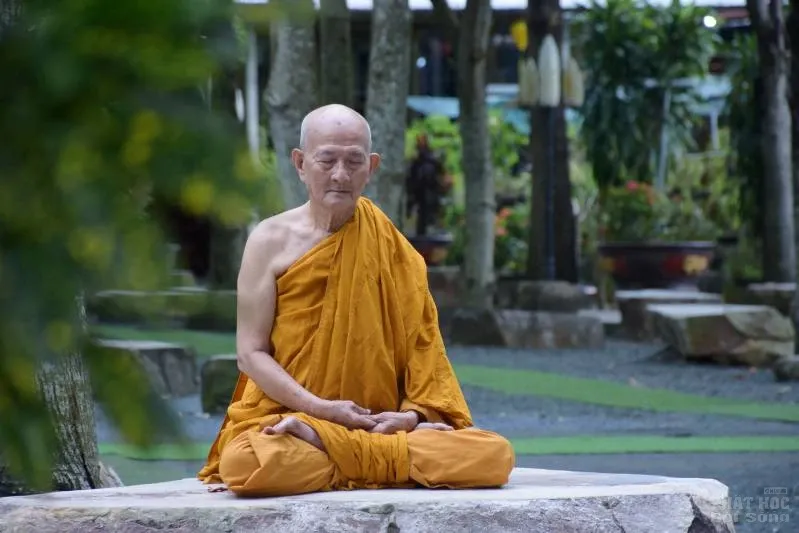 Tây Ninh: Hơn 100 Tu sĩ Phật giáo đi khất thực "Khóa tu Khất sĩ lần thứ 36"
