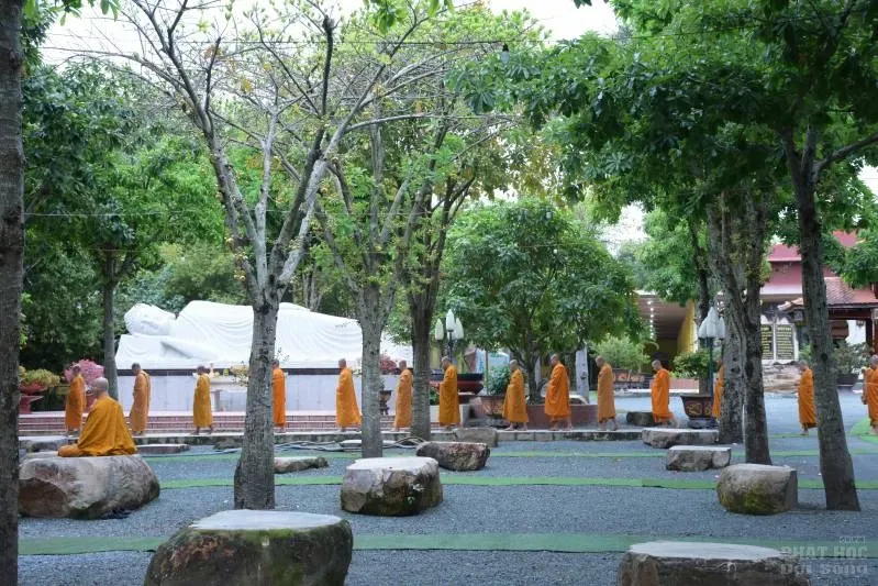 Tây Ninh: Hơn 100 Tu sĩ Phật giáo đi khất thực "Khóa tu Khất sĩ lần thứ 36"