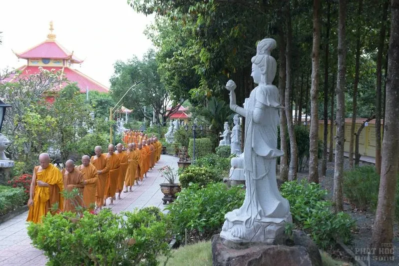 Tây Ninh: Hơn 100 Tu sĩ Phật giáo đi khất thực "Khóa tu Khất sĩ lần thứ 36"