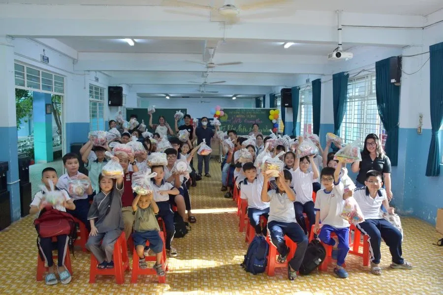 1. TRUNG THU SUONG NGUYET ANH 9