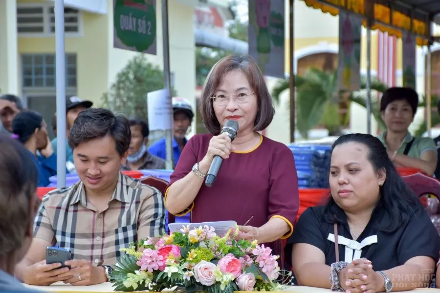 1 co HB Dao phat bieu cam on Ni su va chinh quyen phien cho khong dong 3