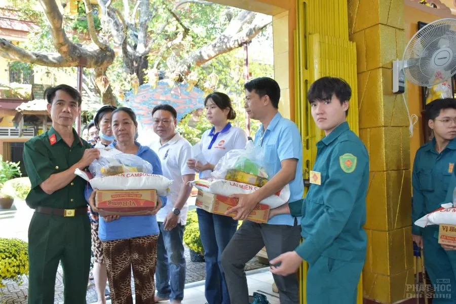 Tịnh xá Lộc Uyển trao 150 phần quà đến bà con khó khăn phường Phú Lâm 7 DSC 9483