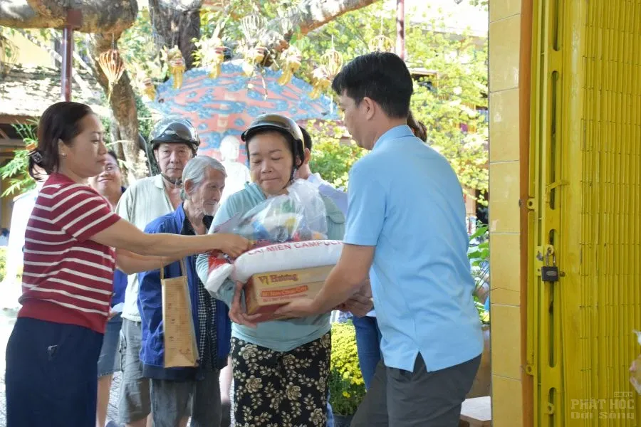 Tịnh xá Lộc Uyển trao 150 phần quà đến bà con khó khăn phường Phú Lâm 9 DSC 9487