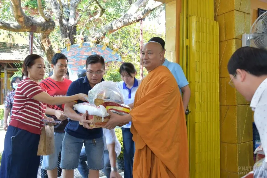 Tịnh xá Lộc Uyển trao 150 phần quà đến bà con khó khăn phường Phú Lâm 10 DSC 9492
