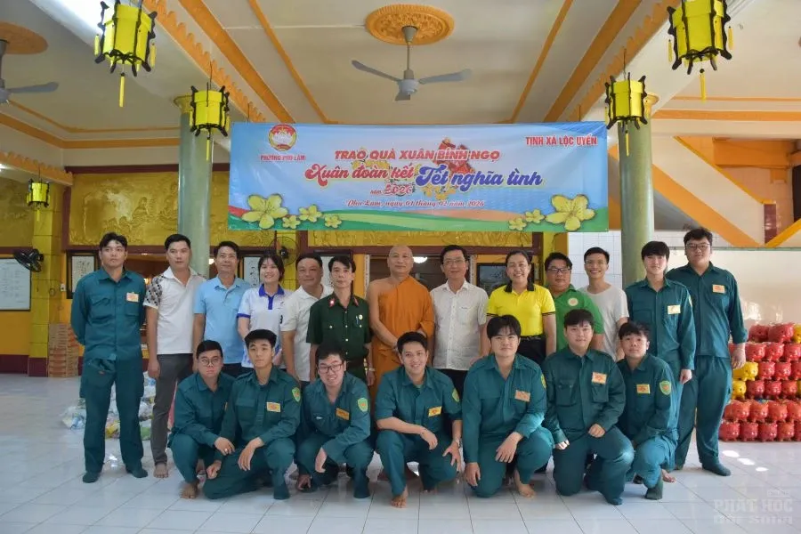 Tịnh xá Lộc Uyển trao 150 phần quà đến bà con khó khăn phường Phú Lâm 11 DSC 9503