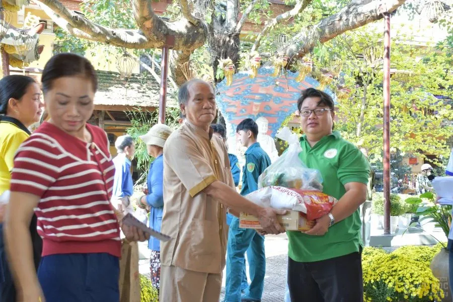 Tịnh xá Lộc Uyển trao 150 phần quà đến bà con khó khăn phường Phú Lâm 12 DSC 9513