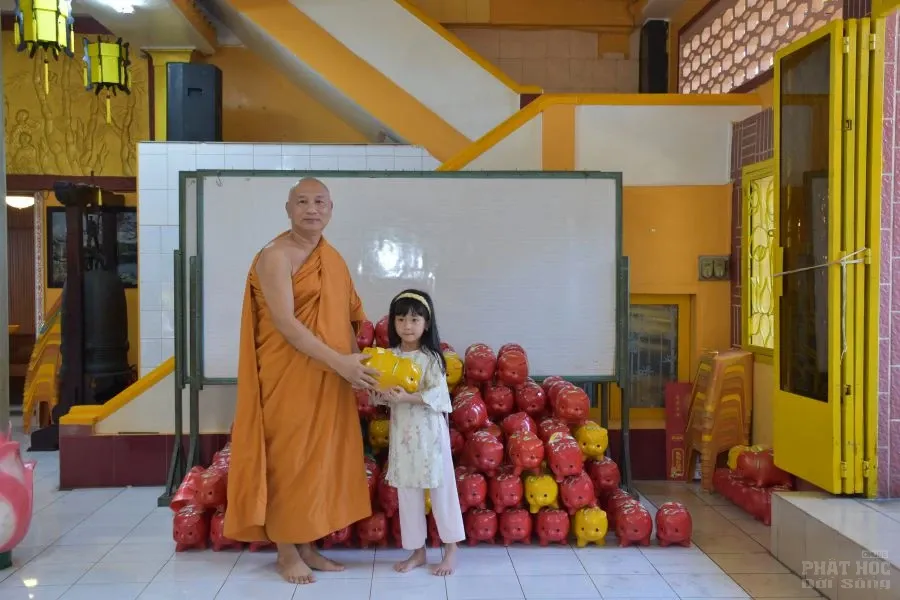 Tịnh xá Lộc Uyển trao 150 phần quà đến bà con khó khăn phường Phú Lâm 16 DSC 9579