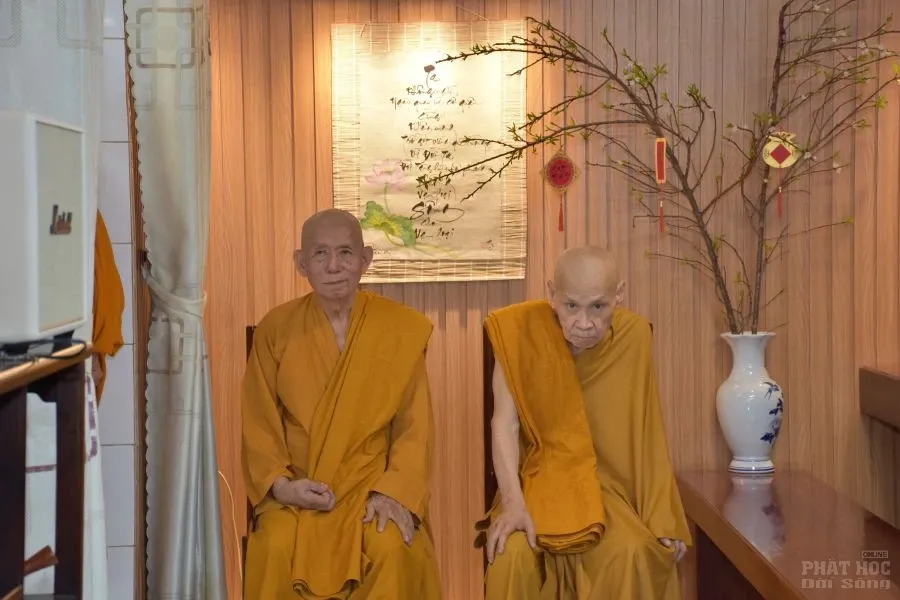 MUNG 1 KHANH TUE HOA THUONG VIEN CHU 1