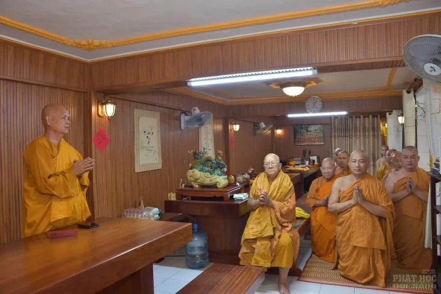 MUNG 1 KHANH TUE HOA THUONG VIEN CHU 2